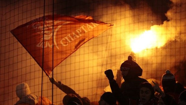 Ρωσική τρέλα: “σημάδεψαν” με φωτοβολίδα τον διαιτητή!