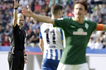 Η πρώτη γυναίκα διαιτητής έβαλε σε ΟΛΟΥΣ τα γυαλιά!