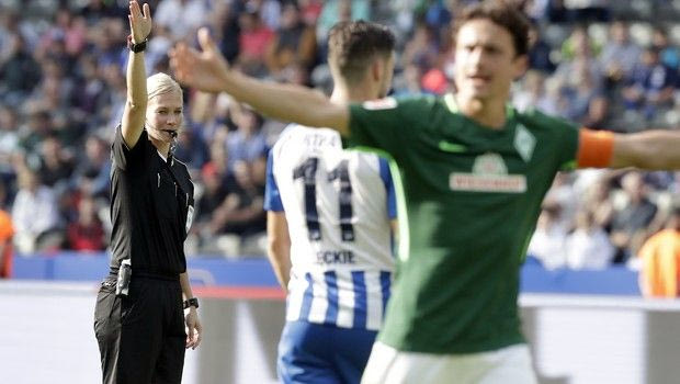 Η πρώτη γυναίκα διαιτητής έβαλε σε ΟΛΟΥΣ τα γυαλιά!