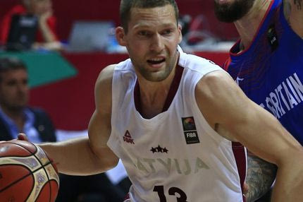 Ο “ερυθρόλευκος” Στρέλνιεκς καλύτερος πασέρ του Ευρωμπάσκετ