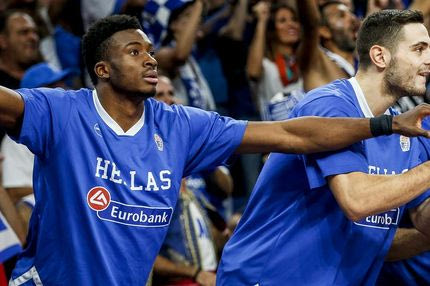 Αγκαλιές και φιλιά για Θανάση και Παπαπέτρου