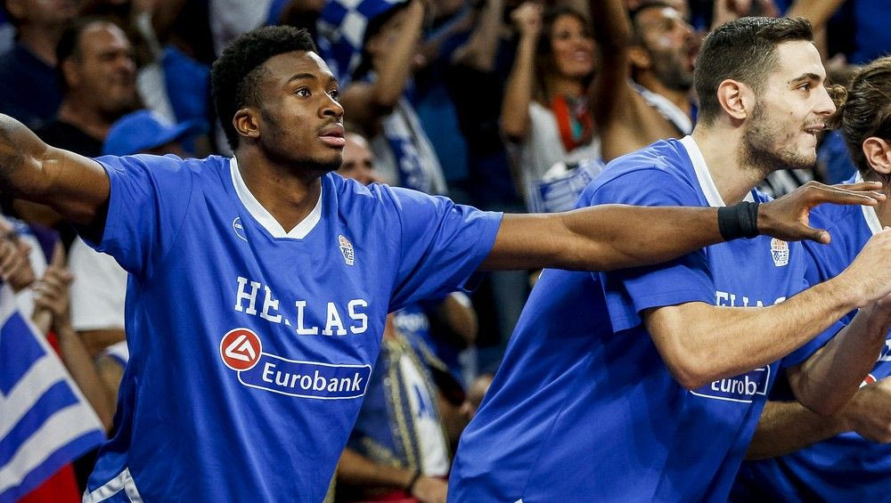 Αγκαλιές και φιλιά για Θανάση και Παπαπέτρου