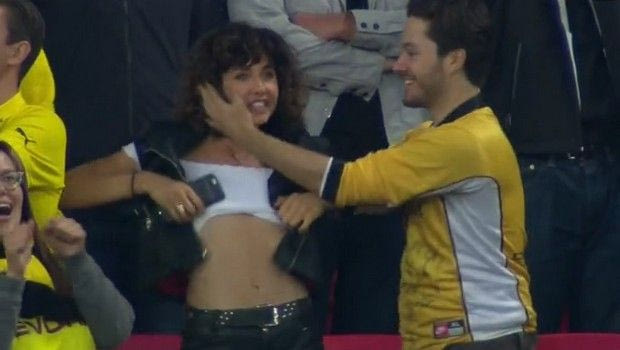 Σόου με… τόπλες στο Τότεναμ-Ντόρτμουντ!