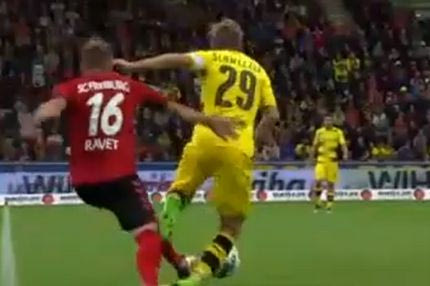 Πήγε να του δώσει τον αστράγαλο στο… χέρι!