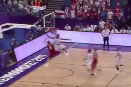 Ο Αντετοκούνμπο απογειώθηκε για το highlight της βραδιάς!