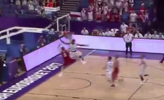 Ο Αντετοκούνμπο απογειώθηκε για το highlight της βραδιάς!