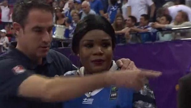 Κατέβηκε στον πάγκο η μαμά του Θανάση!