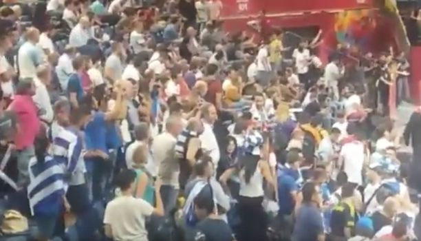 Η τουρκική σημαία ανάμεσα στους Έλληνες