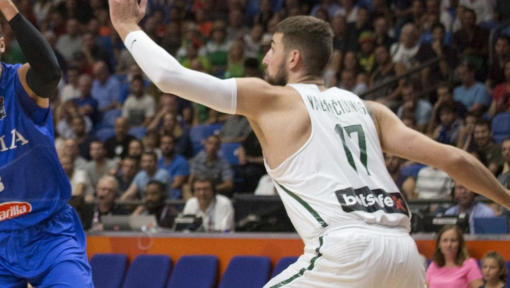 Γιατί ο Βαλαντσιούνας παίζει… λίμπερο