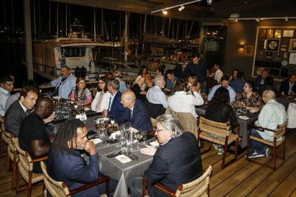 Δείπνο με θέα τη θάλασσα στους συνέδρους του Χάρβαρντ