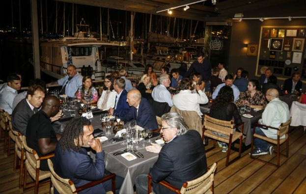 Δείπνο με θέα τη θάλασσα στους συνέδρους του Χάρβαρντ