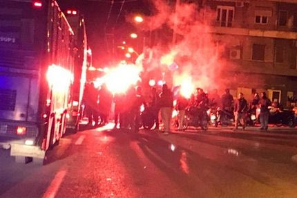 Σταμάτησαν το πούλμαν της ΑΕΚ οι οπαδοί της!