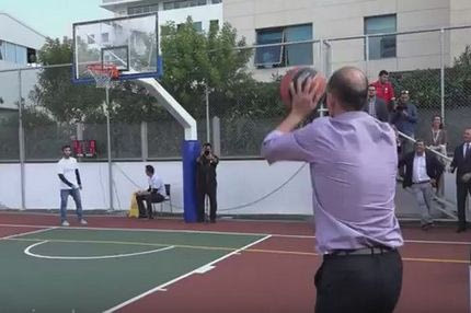 Τα… κοστουμαρισμένα τρίποντα του Αγγελόπουλου