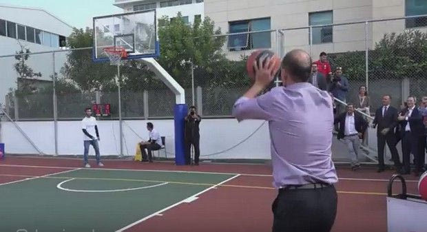 Τα… κοστουμαρισμένα τρίποντα του Αγγελόπουλου