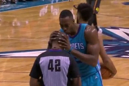 Ο Χάουαρντ είχε την πιο απίστευτη αντίδραση σε υπόδειξη φάουλ!