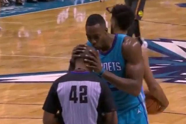 Ο Χάουαρντ είχε την πιο απίστευτη αντίδραση σε υπόδειξη φάουλ!