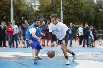 Ο Κυριάκος παίζει μπάσκετ…