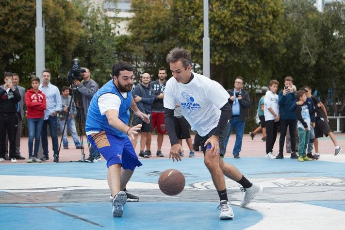 Ο Κυριάκος παίζει μπάσκετ…