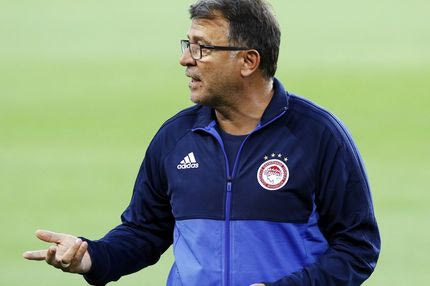 Ο Λεμονής τραβάει τα μαλλιά του με τους φρέσκους τραυματισμούς