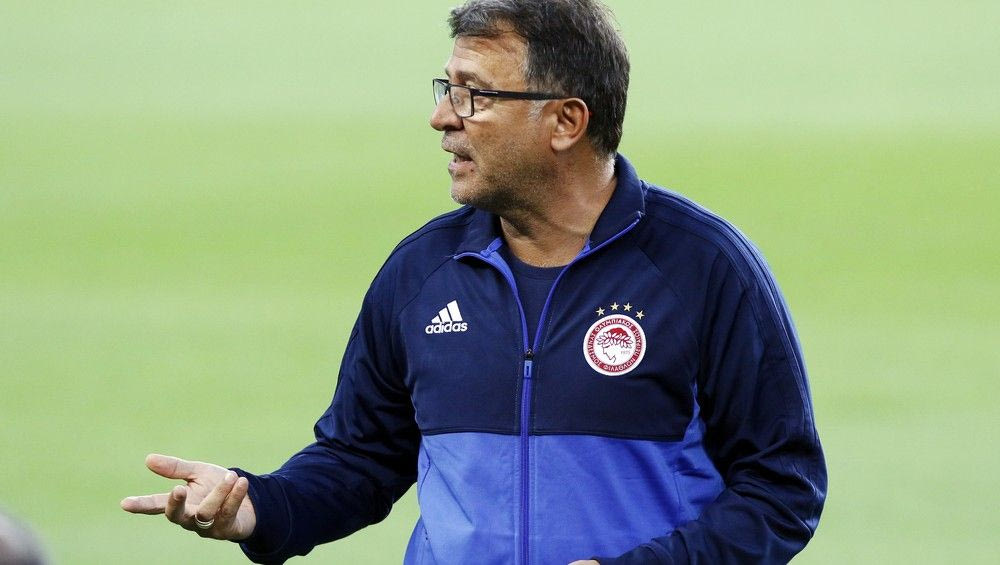 Ο Λεμονής τραβάει τα μαλλιά του με τους φρέσκους τραυματισμούς