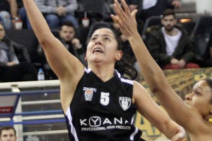 Έγινε ηρωίδα για τον ΠΑΟΚ με τη βαλίτσα στο χέρι…