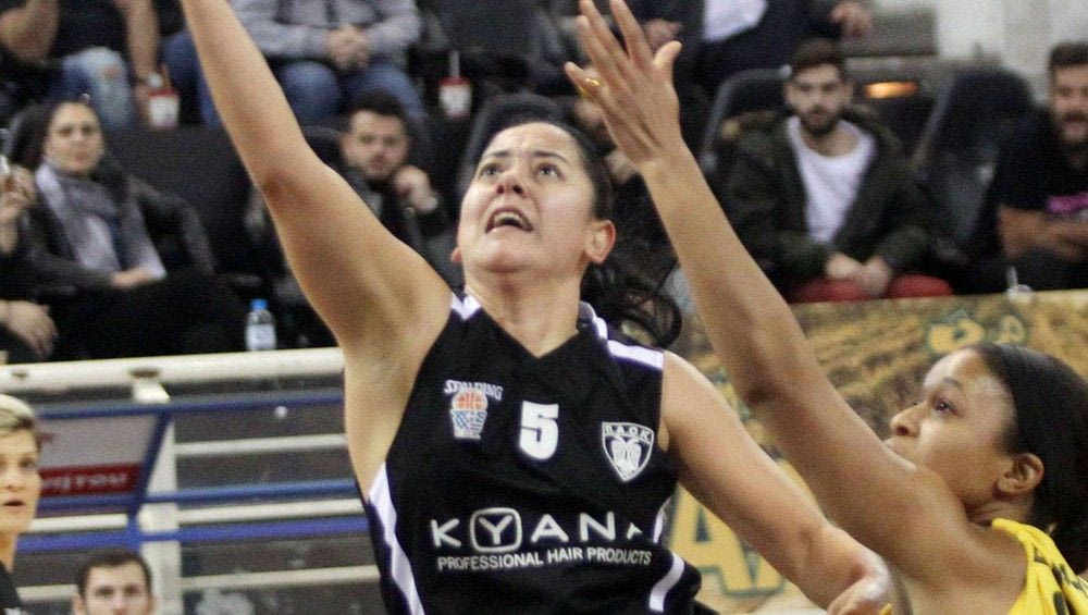 Έγινε ηρωίδα για τον ΠΑΟΚ με τη βαλίτσα στο χέρι…