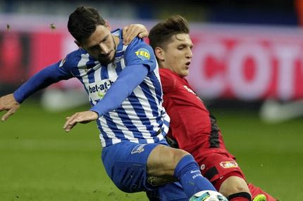 Ευχές σε Ρέτσο από Λεβερκούζεν με φόντο την ελληνική σημαία