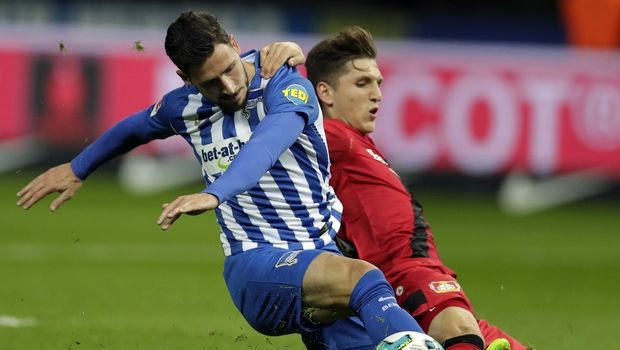 Ευχές σε Ρέτσο από Λεβερκούζεν με φόντο την ελληνική σημαία