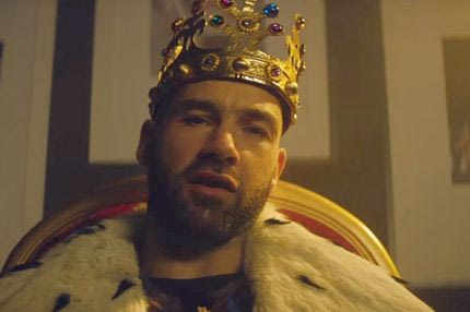 O Σπανούλης ζητά να τον προσκυνήσουν γονατιστοί