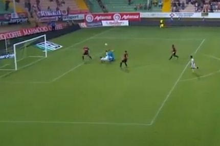 Γκολ με ψαλιδάκι μετά από… βολέ του τερματοφύλακα!