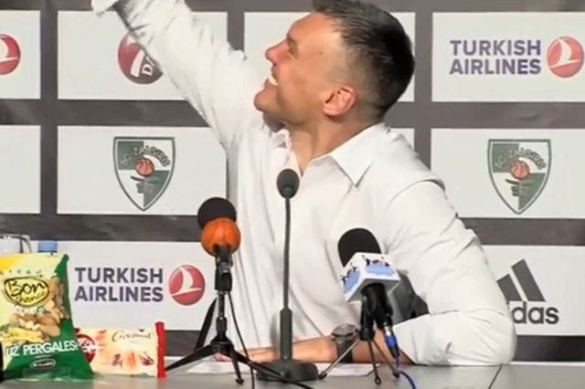 Επικός οπαδός, πιο επικός Σαρούνας!