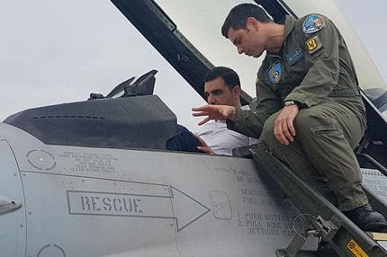 Πρώην διαιτητής μιμείται Τσίπρα και ανεβαίνει σε F-16