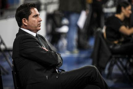 Ο Θανάσης ακόμα περιμένει στον πάγκο