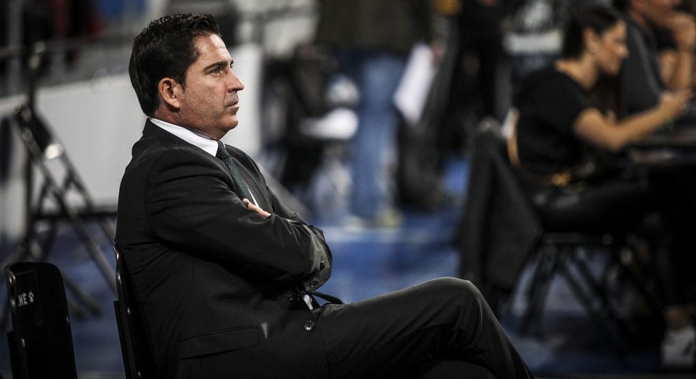 Ο Θανάσης ακόμα περιμένει στον πάγκο