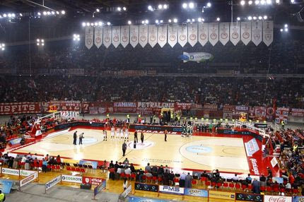 Τι έλεγε το πανό που ανέβηκε στο ΣΕΦ για ΣΥ.ΡΙΖ.Α και ΑΝ.ΕΛ