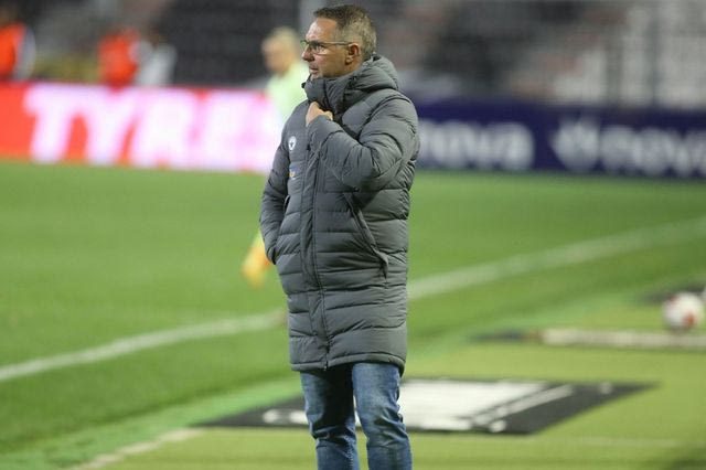 Ταύρος ο Κάναντι, συγκρατήθηκε από τον Ρούσση