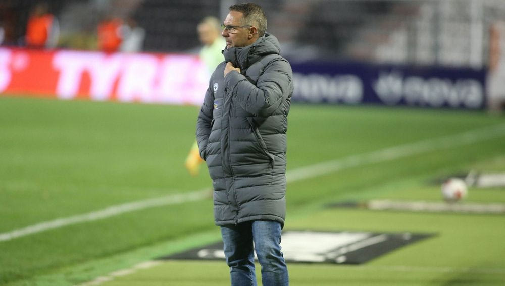 Ταύρος ο Κάναντι, συγκρατήθηκε από τον Ρούσση