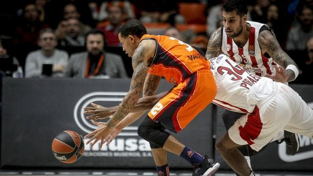 Η αγκαλιά της… παρηγοριάς στον Γκριν