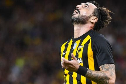 Πανηγύρισε και ο Αλμέιδα το λυτρωτικό γκολ του Λιβάγια