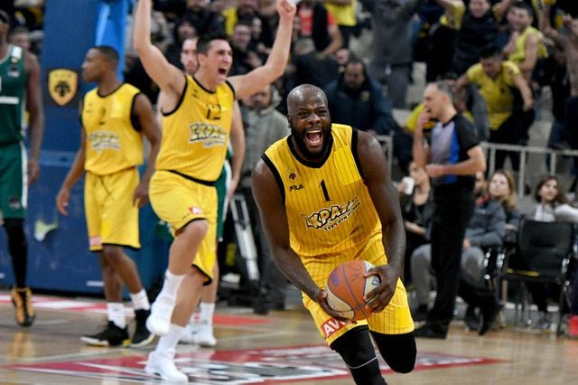 Η βασίλισσα ΑΕΚ την πρόκριση, στο βούρκο ο… βάτραχος Παναθηναϊκός