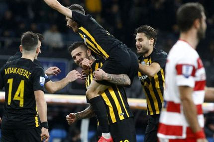 Ο “τρελός” το’ χει… πιστέψει και την οδηγεί στον τίτλο!