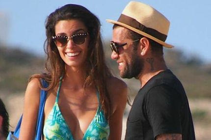 Ξέφυγε ο Ντάνι Άλβες: Η σέξι φωτογραφία με τη σύντροφό του