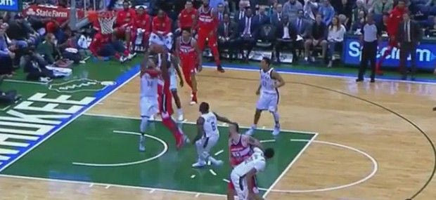 Ο Αντετοκούνμπο έγινε… τοίχος για τον Γουόλ και έκανε ένα γήπεδο να σηκωθεί όρθιο!