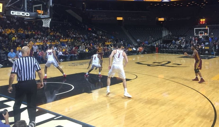 ΑΠΙΣΤΕΥΤΟ: Αποβλήθηκε όλος ο πάγκος και έπαιξαν 3 εναντίον 5!