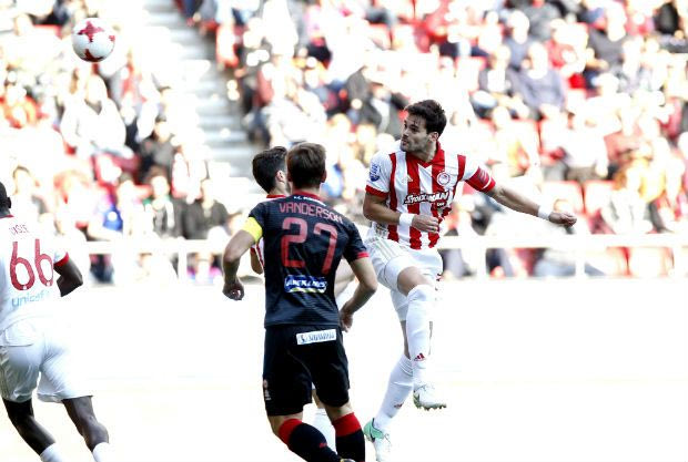 Καλλονή με μαντήλα καθήλωσε το “Καραϊσκάκης!”