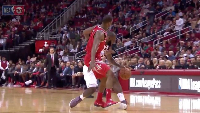 Είναι εξωγήινος; O Λεμπρόν γύρισε τον αστράγαλό του και συνέχισε να παίζει