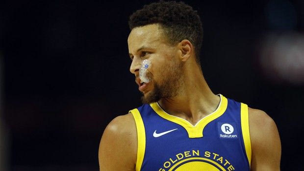 Τα βάζει και με το… πόδι ο Κάρι!