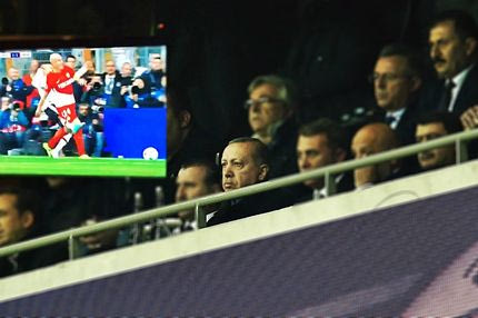 Δείλιασε να βγάλει κόκκινη μπροστά στον Ερντογάν!