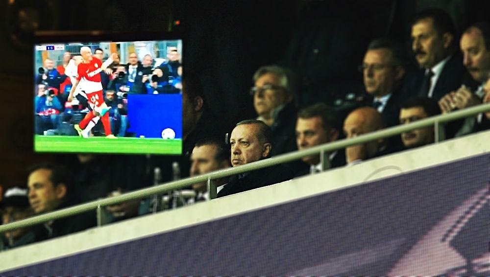 Δείλιασε να βγάλει κόκκινη μπροστά στον Ερντογάν!