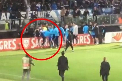 “Τρέλα” Εβρά: κλώτσησε οπαδό στο πρόσωπο!